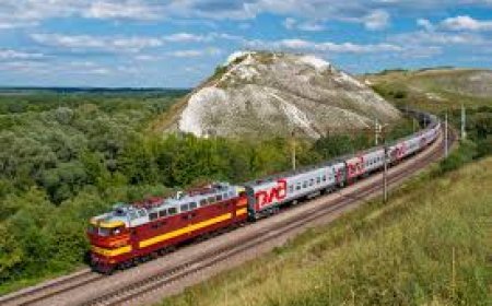 क्यों ट्रेनों को जंजीरों से बांधकर लगाया जाता है ताला, आज भी रेलवे में माना जाता है अंग्रेजों का यह नियम