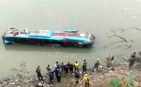 नेपाल में बड़ा सड़क हादसा, 40 लोगों को लेकर जा रही भारतीय यात्री बस नदी में गिरी, कई लोगों के मारे जाने की आशंका