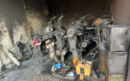 बहराईच: आग की चपेट में आने से खान मोबाइल एवं आटो स्पेयर पार्ट्स की दुकान में लाखों का समान जल कर हुआ खाक