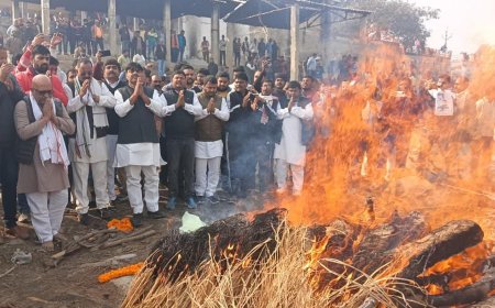 कांग्रेस कार्यकर्ता प्रभात पांडे का अंतिम संस्कार में पहुंचे कांग्रेस प्रदेश प्रमुख अजय राय