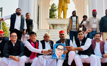 समाजवादी पार्टी के विधायक अतुल प्रधान का विरोध: अंबेडकर की प्रतिमा के सामने धरना