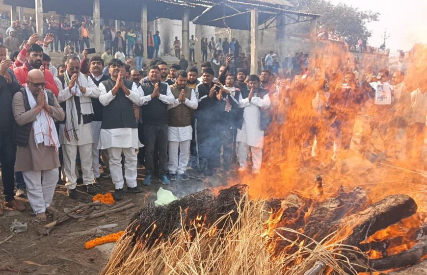 कांग्रेस कार्यकर्ता प्रभात पांडे का अंतिम संस्कार में पहुंचे कांग्रेस प्रदेश प्रमुख अजय राय