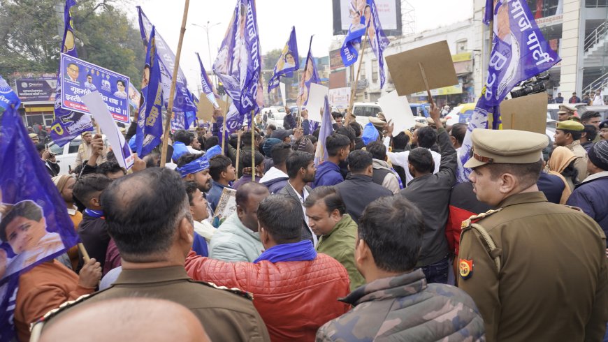 अमित शाह के विवादित बयान पर भड़के बसपा कार्यकर्ता लखनऊ में किया जमकर प्रदर्शन
