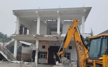 अखिलेश यादव के करीबी सपा नेता के अवैध मैरिज हॉल पर चला बुल्डोजर