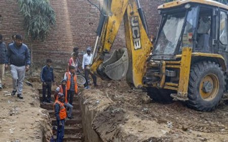 चंदौसी में 150 साल घर पर अतिक्रमण का नोटिस मिलने पर परिवार ने खुद गिराया घर