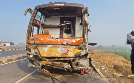 कोहरे के कारण भीषण सड़क हादसा: आगरा में स्लीपर कोच और मैक्स पिकअप की टक्कर में तीन श्रमिकों की मौत, एक दर्जन से अधिक घायल