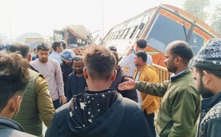 गोरखपुर में बड़ा सड़क हादसा: महाकुंभ से लौट रही रोडवेज बस से टकराई राप्तीनगर डीपो