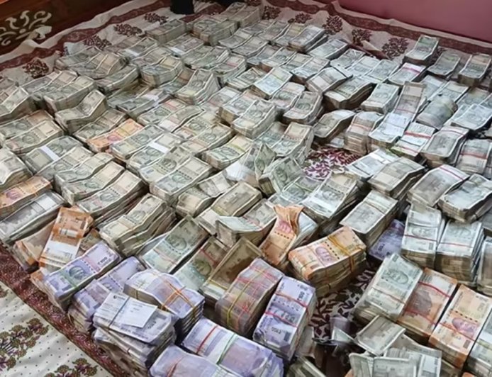 जिला शिक्षा पदाधिकारी रजनीकांत प्रवीण के आवास पर विजिलेंस का छापा, आय से अधिक संपत्ति अर्जित करने का आरोप