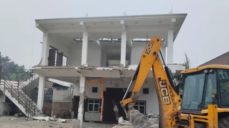 अखिलेश यादव के करीबी सपा नेता के अवैध मैरिज हॉल पर चला बुल्डोजर