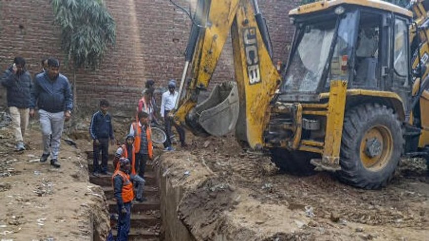 चंदौसी में 150 साल घर पर अतिक्रमण का नोटिस मिलने पर परिवार ने खुद गिराया घर