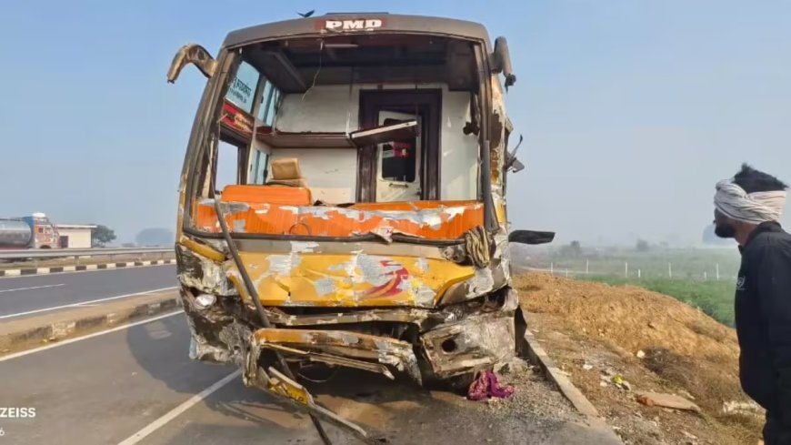 कोहरे के कारण भीषण सड़क हादसा: आगरा में स्लीपर कोच और मैक्स पिकअप की टक्कर में तीन श्रमिकों की मौत, एक दर्जन से अधिक घायल