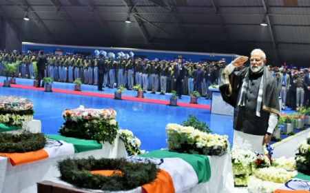प्रधानमंत्री मोदी ने पुलवामा हमले में शहीद हुए CRPF जवानों को दी श्रद्धांजलि