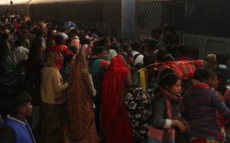 Mahakumbh: चारबाग रेलवे स्टेशन पर महाकुंभ के लिए श्रद्धालुओं की भारी भीड़, यात्रियों को हुई परेशानियां