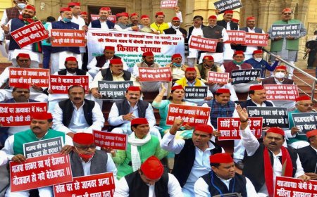 सपा नेताओं ने यूपी विधानसभा परिसर में बजट सत्र से पहले किया प्रदर्शन