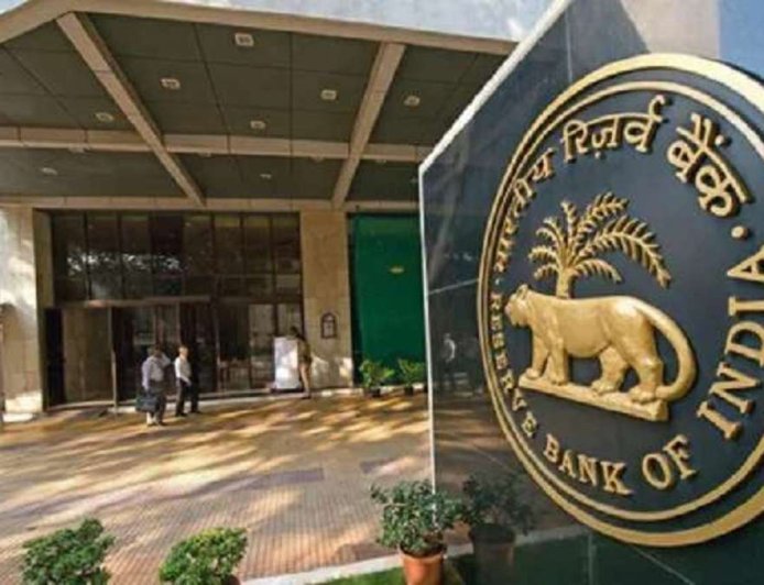 RBI ने इस बैंक पर क्यों लगाया बैन: ग्राहकों को कैसे मिलेंगे उनके पैसे....?