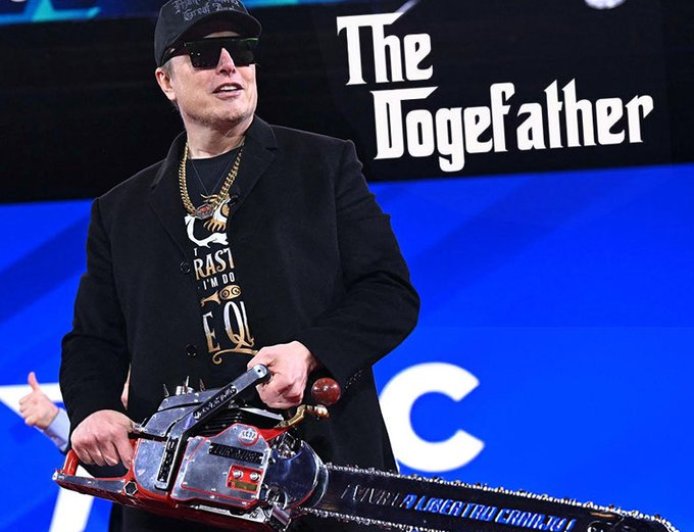 एलन मस्क ने मंच से दिखाया लकड़ी काटने वाली मशीन, क्या है उनका संदेश