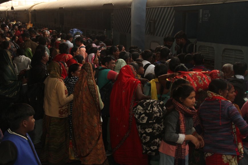 Mahakumbh: चारबाग रेलवे स्टेशन पर महाकुंभ के लिए श्रद्धालुओं की भारी भीड़, यात्रियों को हुई परेशानियां
